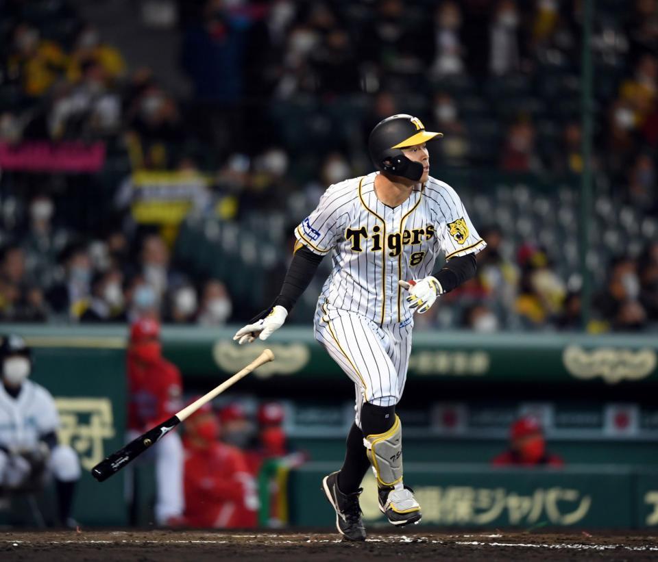 　４回、佐藤輝は右越えに２ランを放つ