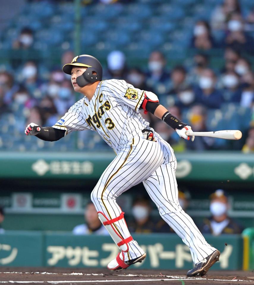 　１回、左翼席へ今季１号の先制２ランを放つ大山