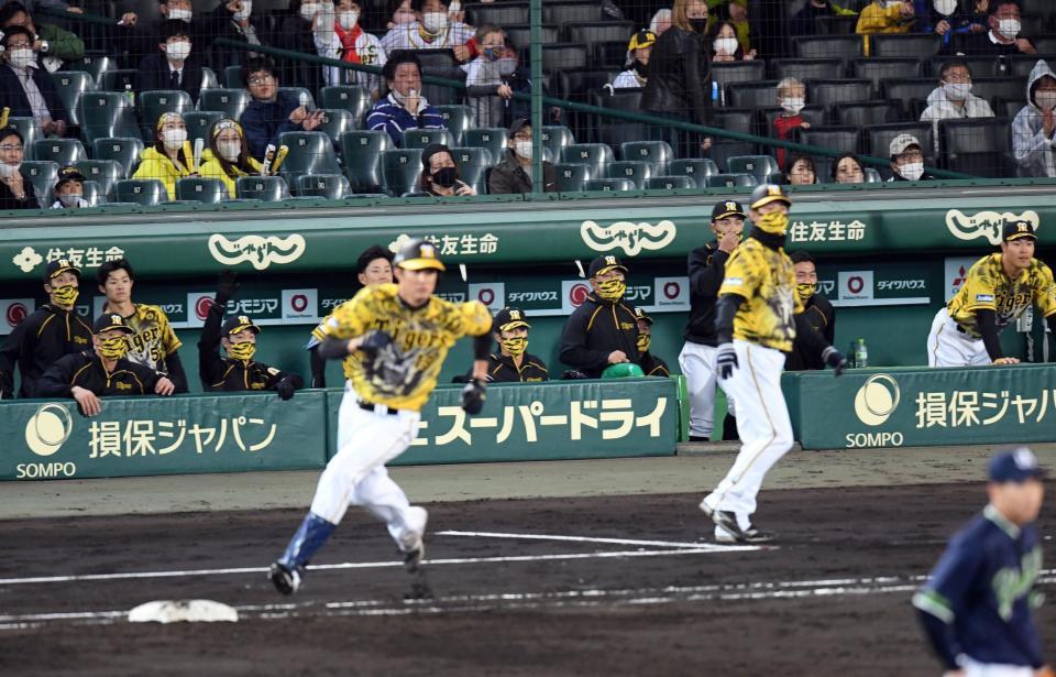 　５回、藤浪晋太郎の先制２ランに阪神ベンチのナインもビックリ＝甲子園（撮影・山口登）