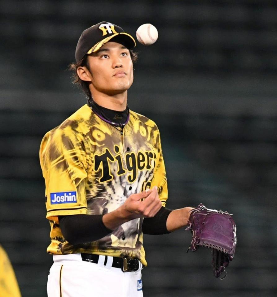 　５回、ヤクルト・西浦直享を左飛に打ち取り、ボールを浮かせる阪神・藤浪晋太郎＝甲子園（撮影・北村雅宏）