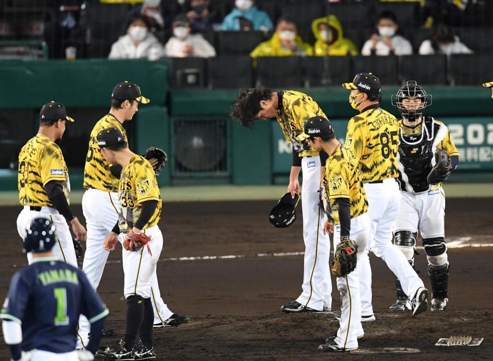 　６回、阪神・藤浪晋太郎（中央）は小林慶祐（左から２人目）に一礼しマウンドを降りる＝甲子園（撮影・山口登）