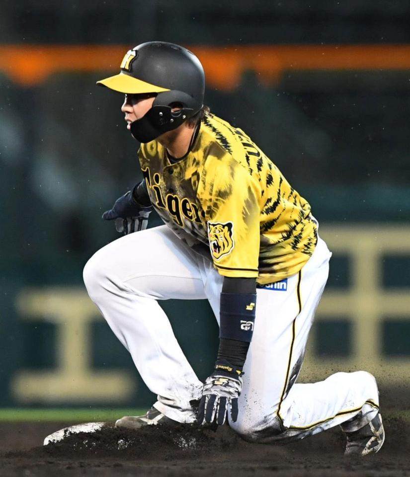 　５回、二盗に成功する阪神・梅野隆太郎＝甲子園（撮影・北村雅宏）