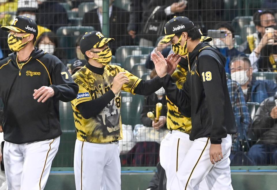 　藤浪晋太郎（右）と勝利のハイタッチをかわす阪神・矢野燿大監督＝甲子園（撮影・飯室逸平）