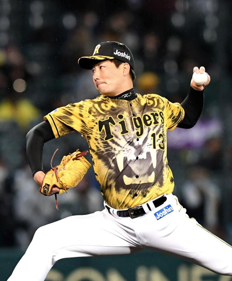 　８回から４番手で登板する岩崎（撮影・北村雅宏）