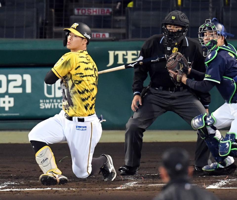　２回、空振り三振に倒れる阪神・佐藤輝明＝甲子園（撮影・山口登）