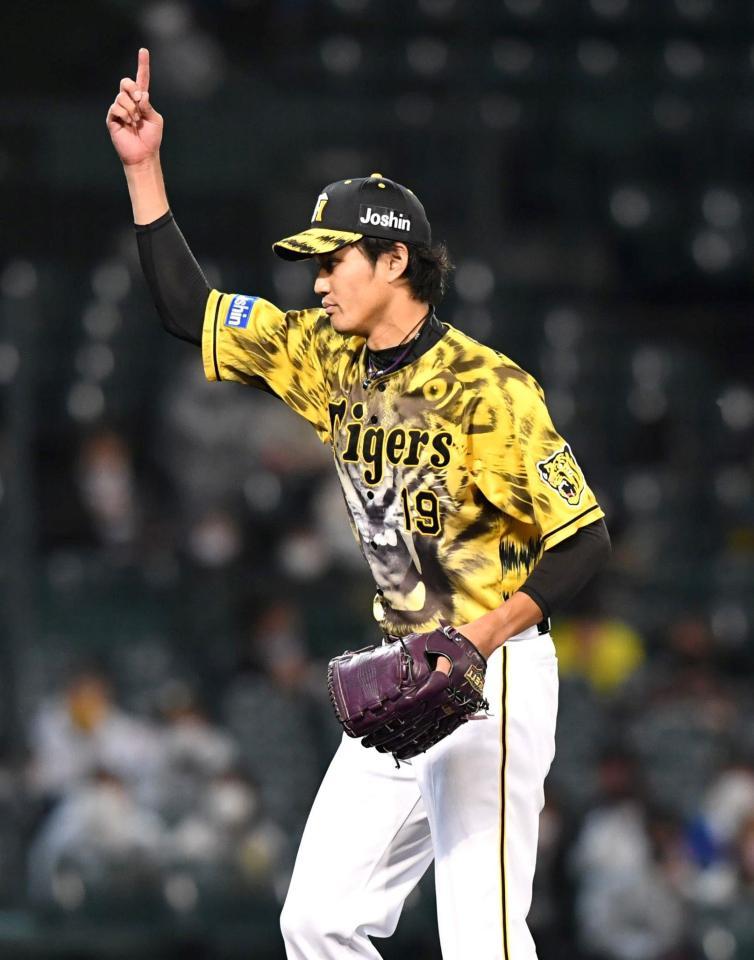 　６回、青木のスイングをアピールする藤浪