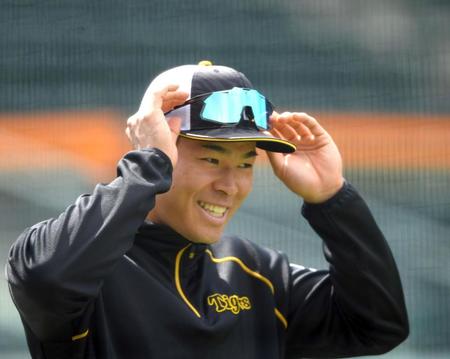 　練習中、笑顔を見せる佐藤輝（撮影・山口登）