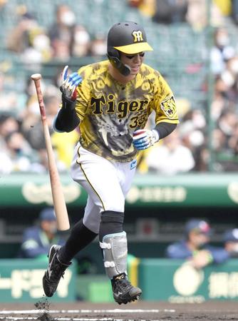 　１回、左前打を放つ糸原（撮影・北村雅宏）