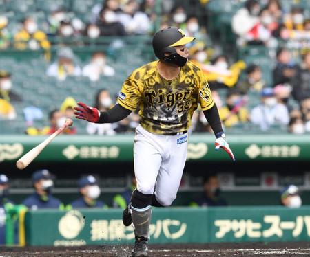 　３回、適時二塁打を放つ糸原（撮影・北村雅宏）