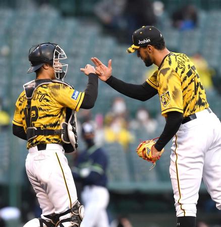 最後を締めたスアレスは坂本（左）と勝利のタッチを交わす（撮影・北村雅宏）