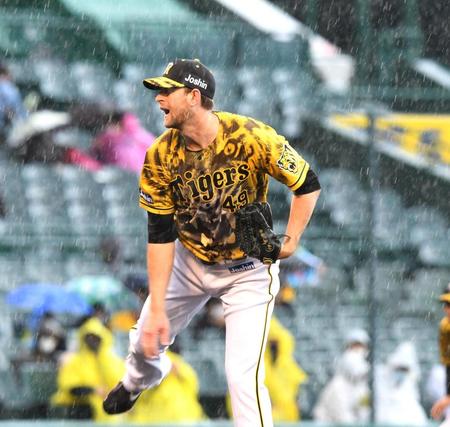 　雨が降る中、力投するガンケル（撮影・北村雅宏）