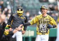 　１回、大山の先制犠飛で生還し、ナインに迎えられる近本（撮影・北村雅宏）