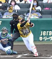 　１回、先制犠飛を放つ大山（撮影・飯室逸平）