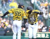 ４回、２ランを放ち、筒井コーチ（左）とタッチを交わすマルテ（撮影・北村雅宏）