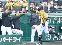 ４回、２ランを放った阪神・ジェフリー　マルテを迎える（左から）阪神・井上一樹ヘッドコーチと阪神・矢野燿大監督ら＝甲子園（撮影・飯室逸平）