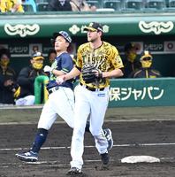 ５回、青木を一ゴロに斬るガンケル（撮影・飯室逸平）