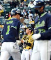 ７回、石井大は山田に３ランを許す（撮影・山口登）