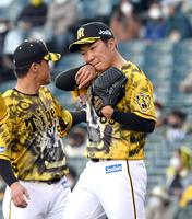 ７回、４失点しマウンドで厳しい表情を見せる石井大（撮影・山口登）