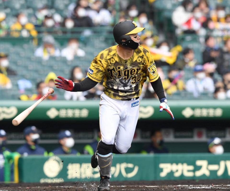 　３回、適時二塁打を放つ糸原（撮影・北村雅宏）