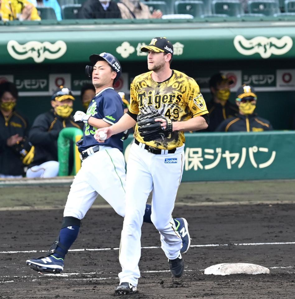 ５回、青木を一ゴロに斬るガンケル（撮影・飯室逸平）