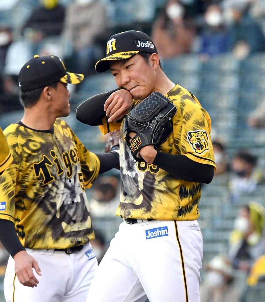 ７回、４失点しマウンドで厳しい表情を見せる石井大（撮影・山口登）