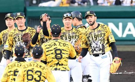 　勝利のハイタッチを交わす大山ら阪神ナイン（撮影・飯室逸平）