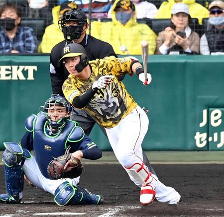 　３回、２点適時打を放つ大山（撮影・飯室逸平）