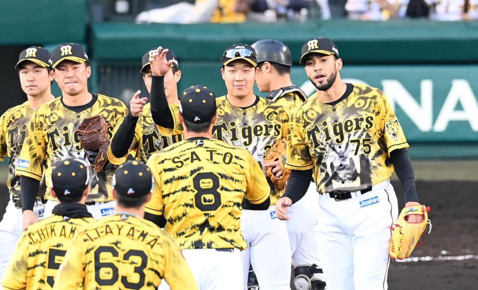 　勝利のハイタッチを交わす大山ら阪神ナイン（撮影・飯室逸平）