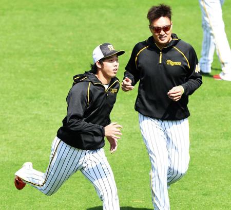 　ダッシュをする青柳（手前）と秋山撮影・田中太一）