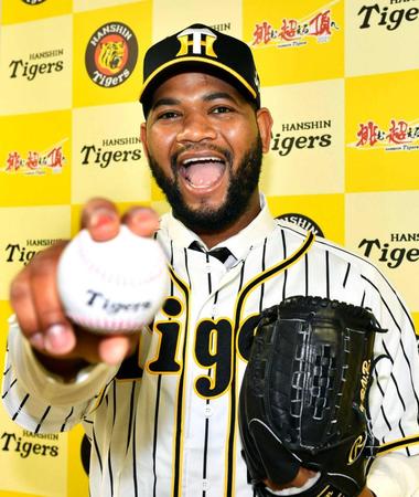 　入団会見でポーズをとるアルカンタラ