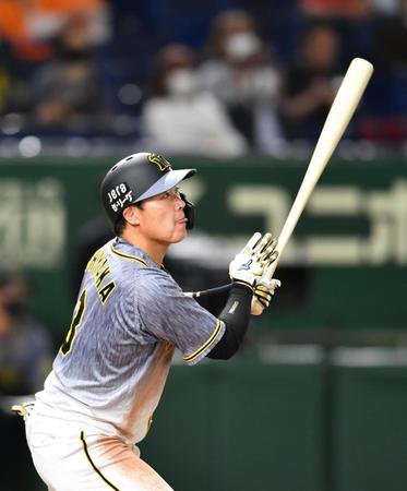 ３回阪神無死、右越えソロを放つ阪神・大山悠輔＝東京ドーム（撮影・西岡正）