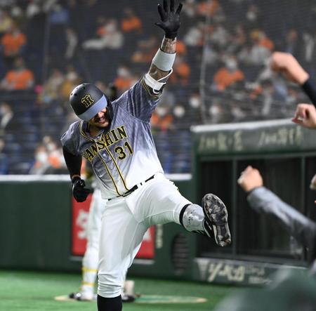 １回、先制ソロを放った阪神　ジェフリー・マルテはポーズを決める＝東京ドーム（撮影・田中太一）