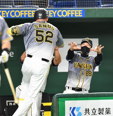 　６回、右中間ソロを放ったサンズ（左）を祝福する阪神・矢野燿大監督（撮影・西岡正）
