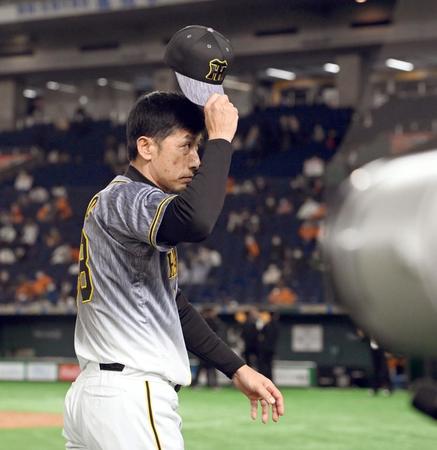 　帽子をとって声援に応える阪神・矢野燿大監督（撮影・田中太一）