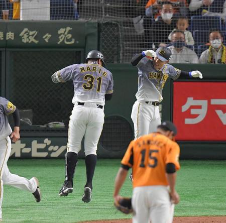 　３回、二打席連発の２ランを放ち、糸原健斗（右）とエアヒップタッチする阪神・マルテ（撮影・高石航平）