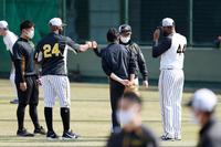 　平田監督（中央奥）とタッチするロハス（左から２人目）とアルカンタラ（右端）＝代表撮影