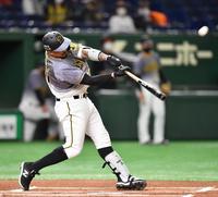 　１回、左中間に先制ソロを放つ阪神・マルテ（撮影・西岡正）