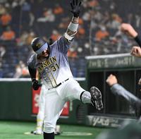１回、先制ソロを放った阪神　ジェフリー・マルテはポーズを決める＝東京ドーム（撮影・田中太一）