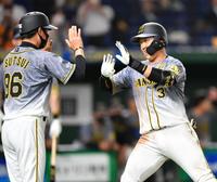 　３回、ソロを放ち、筒井壮コーチ（左）に迎えられる阪神・大山悠輔（撮影・西岡正）