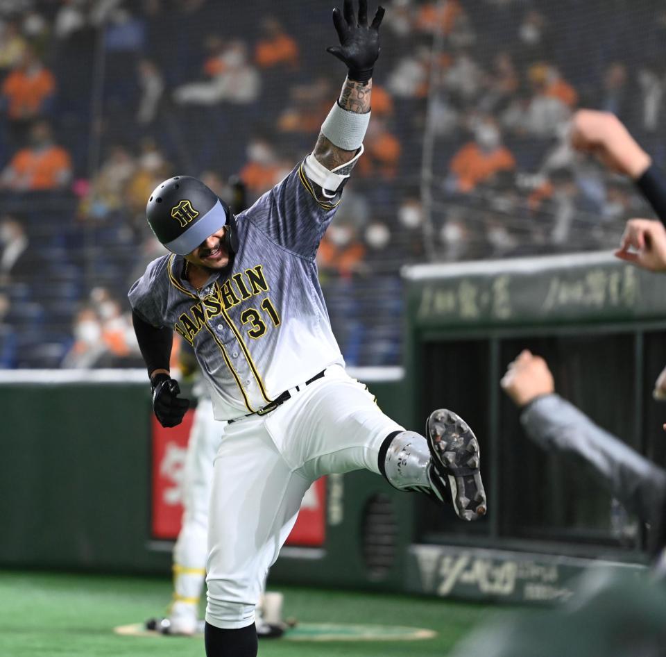 １回、先制ソロを放った阪神　ジェフリー・マルテはポーズを決める＝東京ドーム（撮影・田中太一）