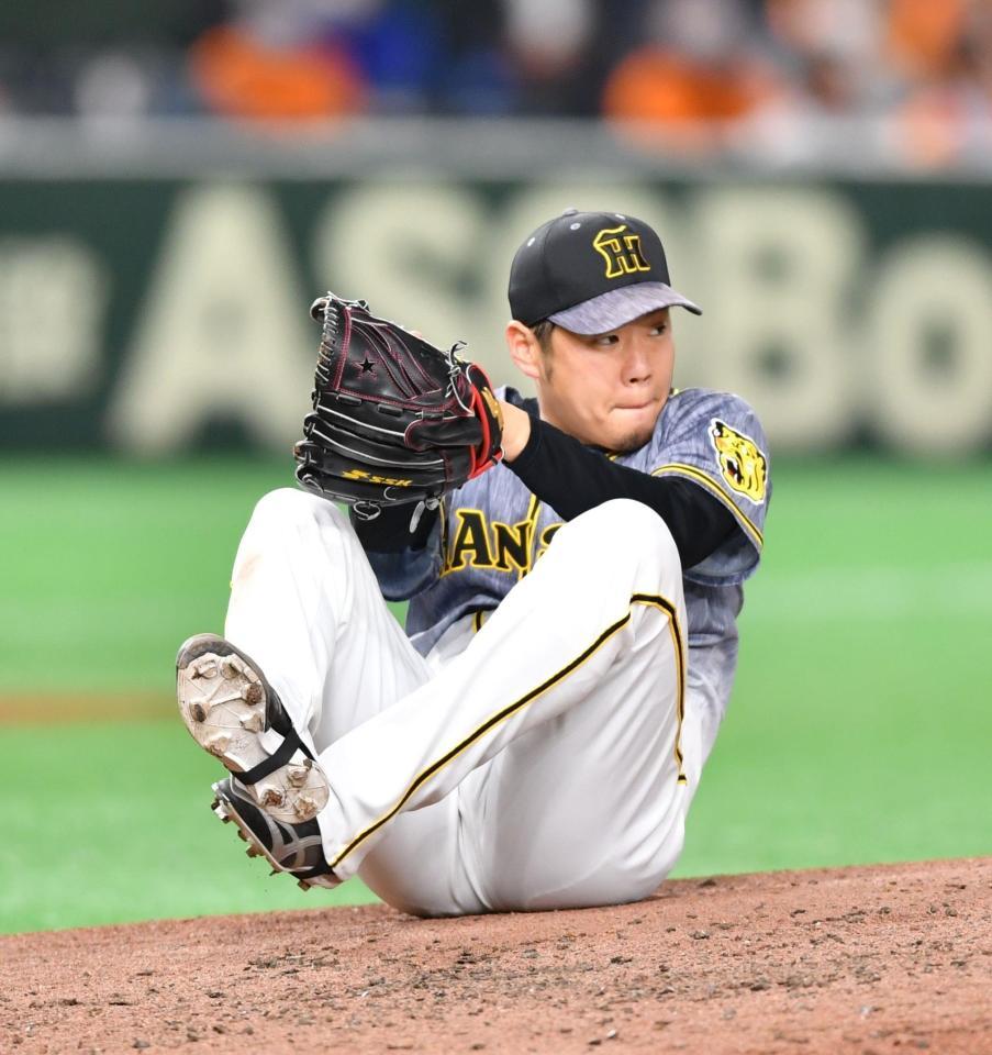 　３回、梶谷隆幸の中前打をよけ、転倒する阪神・西勇輝（撮影・西岡正）