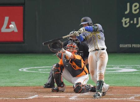 　７回、２点適時二塁打を放つ梅野