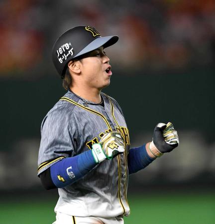 　７回、２点適時二塁打を放った梅野は塁上で喜ぶ