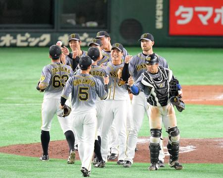 　試合に勝利し、マウンドでタッチをかわすエドワーズ（右から二人目）ら阪神ナイン