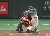 　７回、２点適時二塁打を放つ梅野