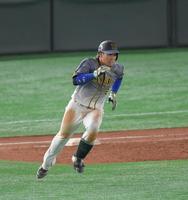 　７回、２点適時二塁打を放ち、二塁へ走る梅野