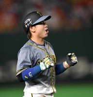 　７回、２点適時二塁打を放った梅野は塁上で喜ぶ