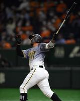 　３回、２ランを放つマルテ