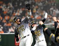 　３回、２ランを放ったマルテは“ラパンパラ”ポーズを決め雄叫びをあげる。右奥は糸原