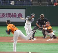 　１回、先頭打者弾を放つ近本（撮影・高石航平）